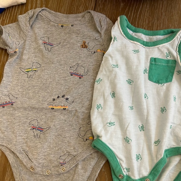 12-18 months Short sleeve body suit, sleeveless bodysuit + shorts - Picture 2 of 3